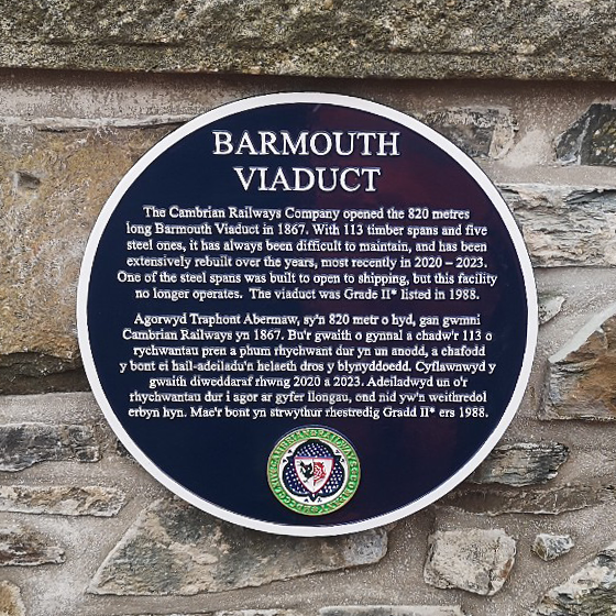 The RHT plaque at Barmouth Bridge with English and Welsh text
